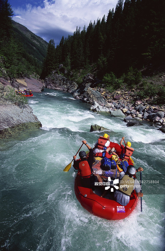 在弗拉特黑德河上进行白浪漂流图片素材