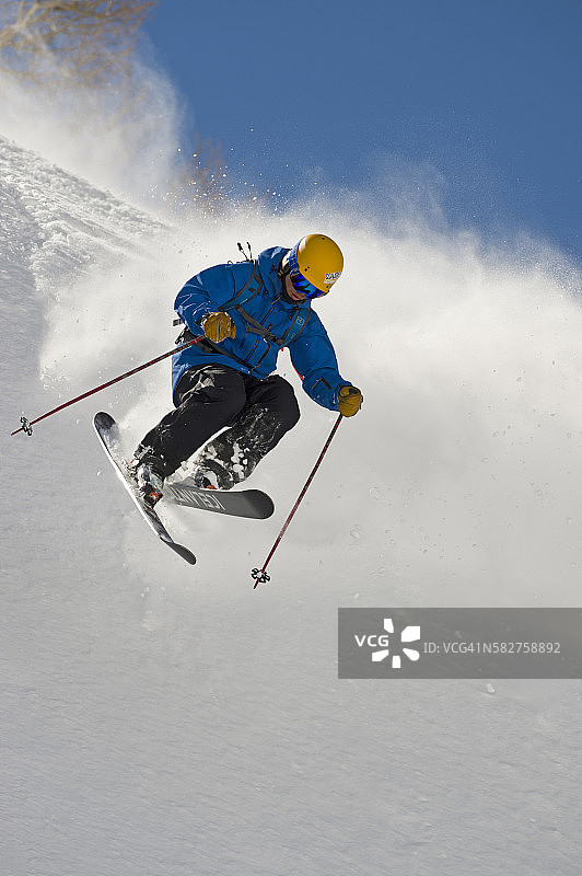 滑雪者在滑雪时腾空而起图片素材