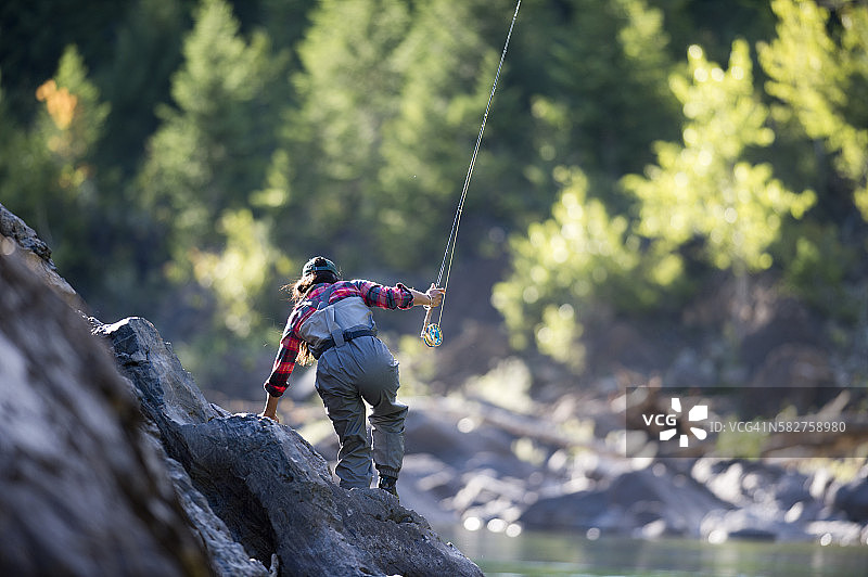 在蒙大拿州弗拉特黑德河上钓鱼的女人图片素材