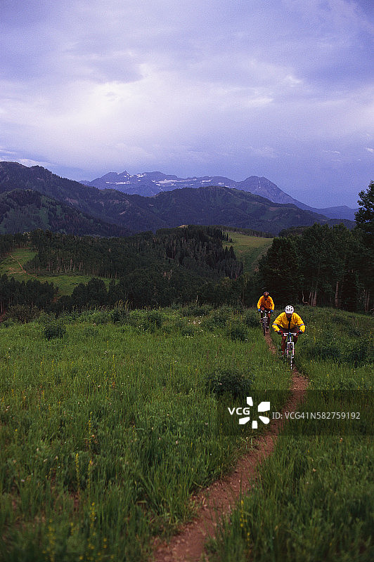 两名自行车骑行者图片素材