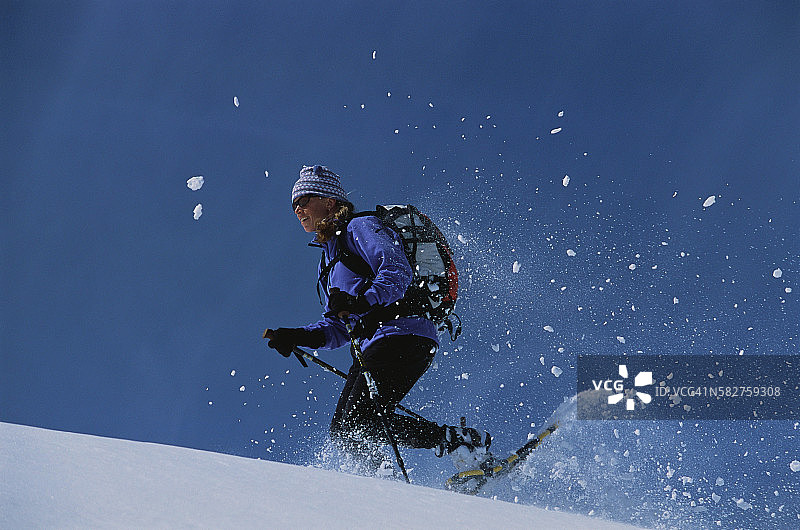 女人穿着雪鞋图片素材