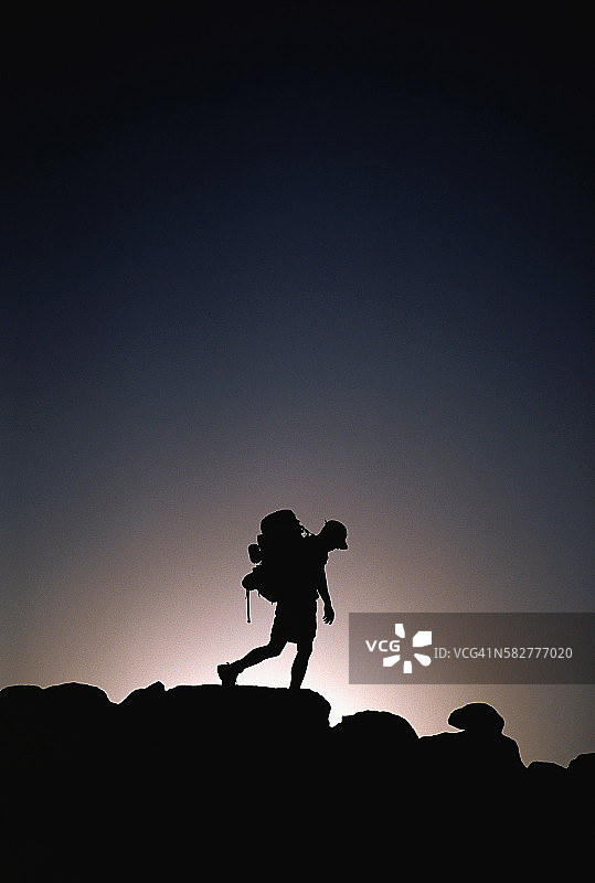 罗布·卡斯蒂略徒步旅行的轮廓图片素材