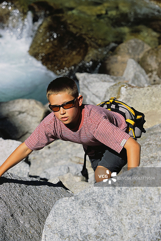 攀岩的男孩图片素材
