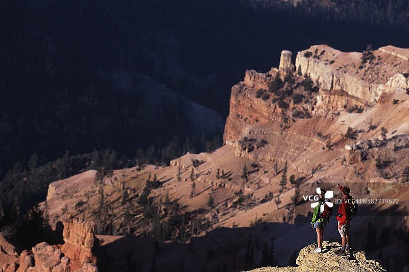 徒步旅行者眺望峡谷图片素材