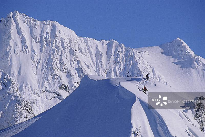 徒步贝克山偏远地区的单板滑雪者图片素材