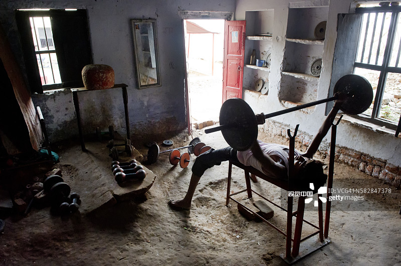 印度的传统摔跤运动图片素材