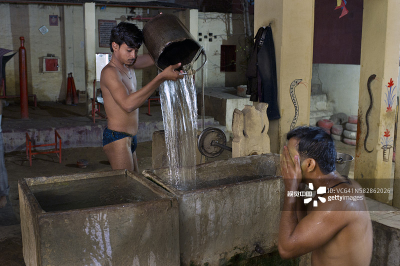 印度的传统摔跤运动图片素材