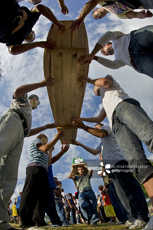斯雷布雷尼察大屠杀波托卡里埋葬地年度聚会图片素材