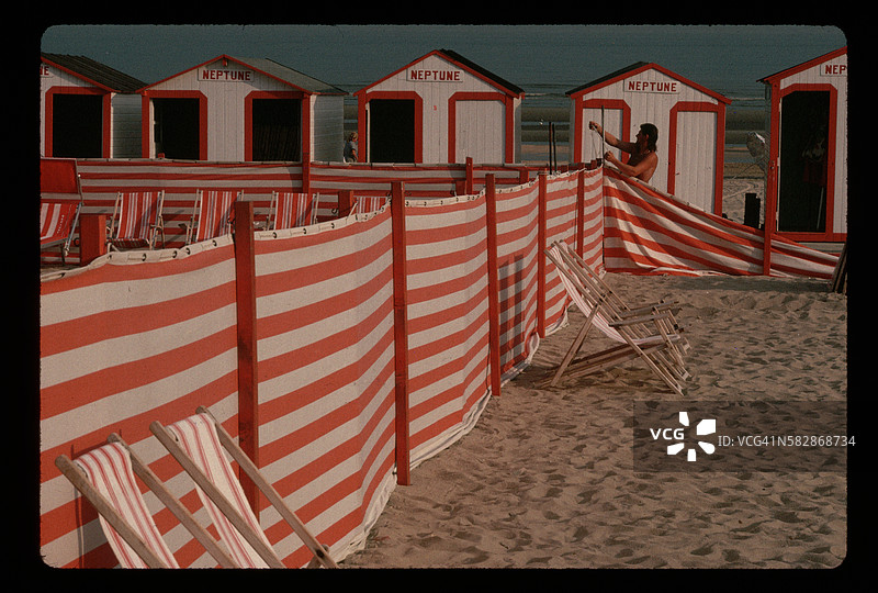 比利时德潘的条纹边框和沙滩椅图片素材