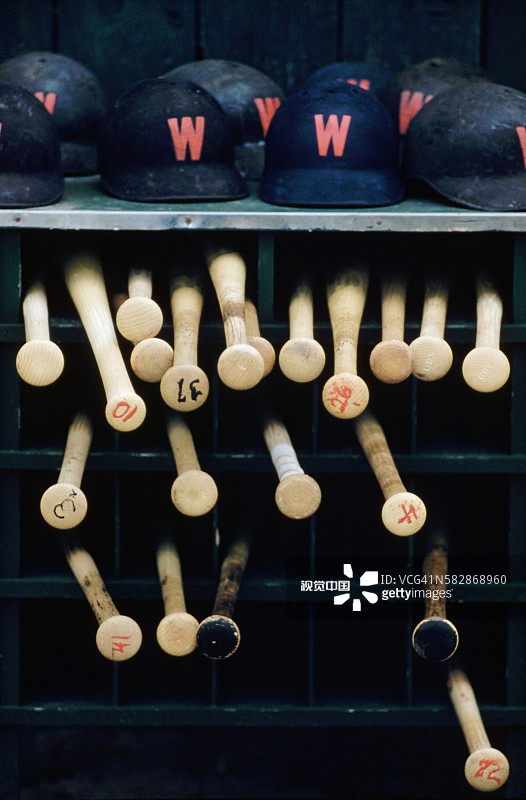 击球头盔和棒球棒图片素材