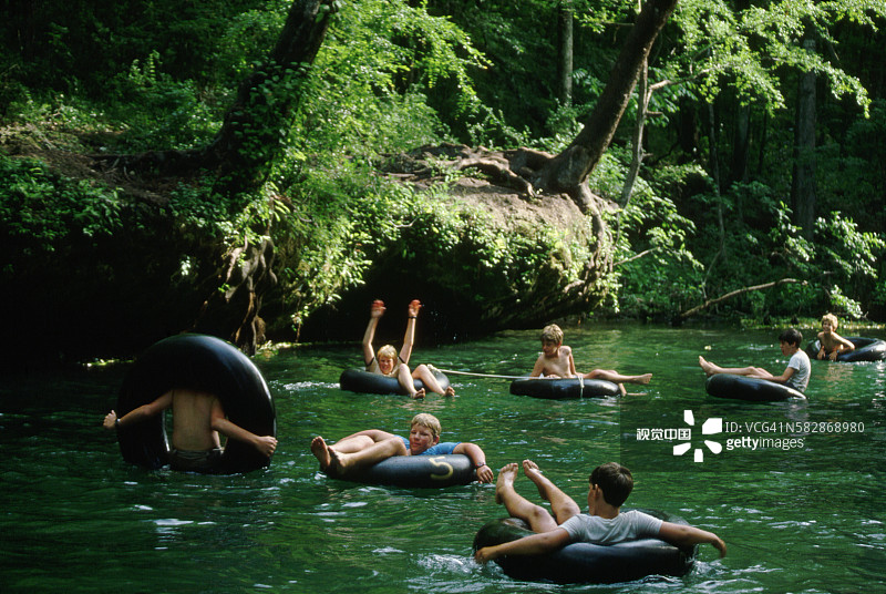 男孩们在伊切图克尼河里用内胎游泳图片素材