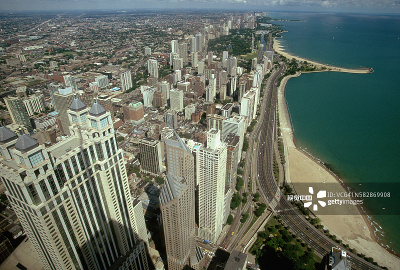 密歇根湖与城市摩天大楼图片素材