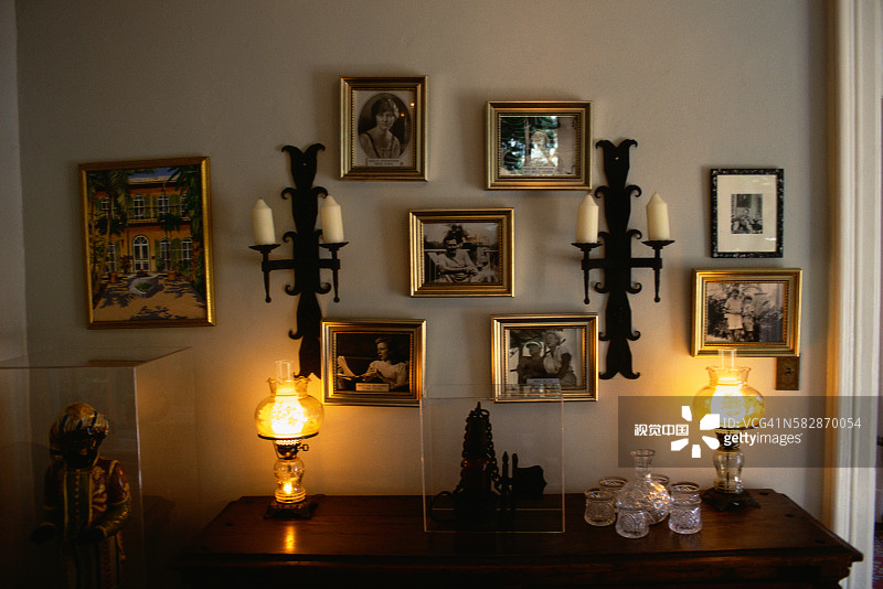 欧内斯特·海明威故居悬挂的画作图片素材