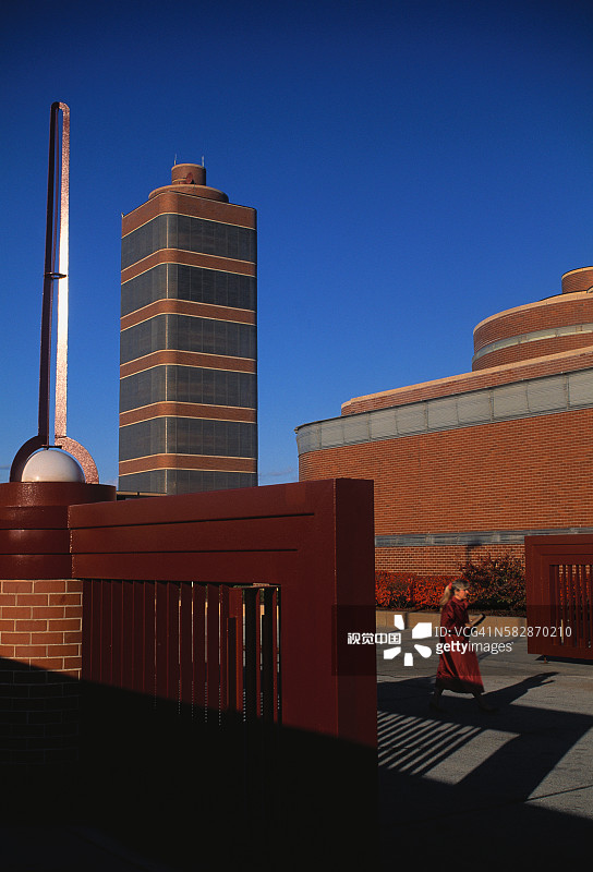 从强生蜡行政大楼入口外看强生蜡研究塔图片素材