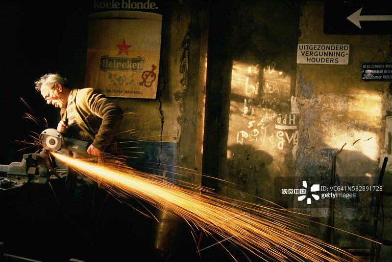 废品回收站的工人图片素材