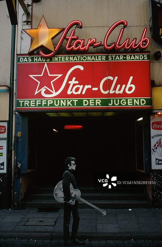 前披头士乐队成员斯图尔特·萨特克利夫在汉堡星光俱乐部前的剪影照片图片素材