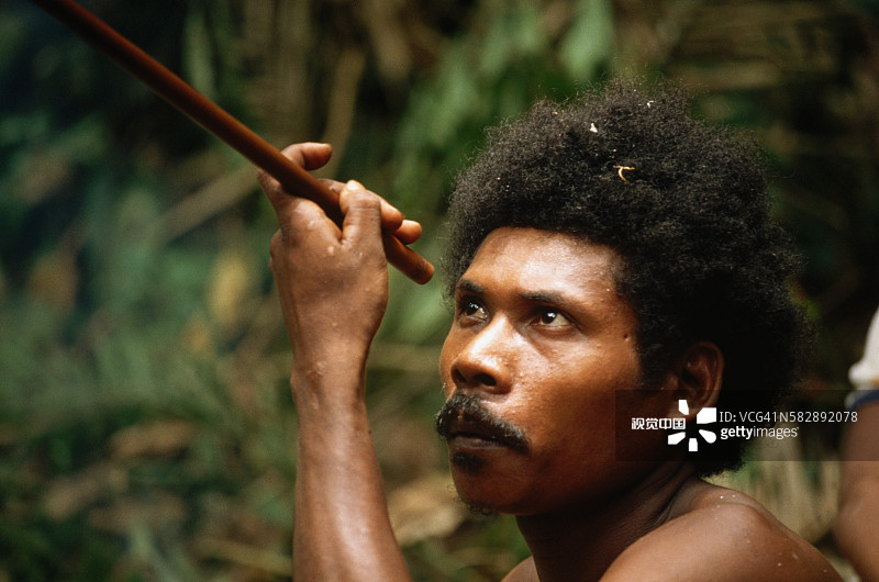 使用吹箭的猎人图片素材