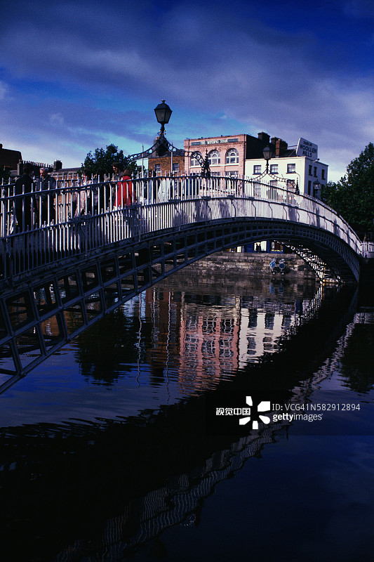 半便士桥与倒影图片素材