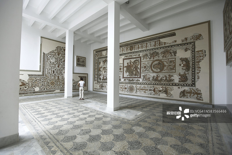 非洲突尼斯突尼斯：巴尔多博物馆内部，游客观看罗马马赛克图片素材