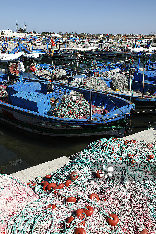 非洲突尼斯：地中海，加贝斯湾，杰尔巴岛阿吉姆码头的渔船图片素材