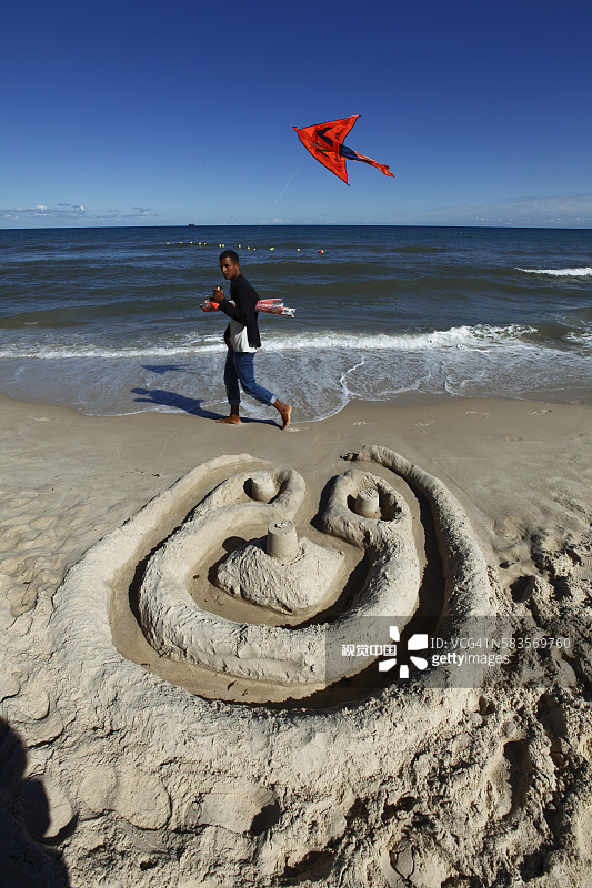非洲突尼斯哈马马特海湾：沙滩风筝与当地人图片素材