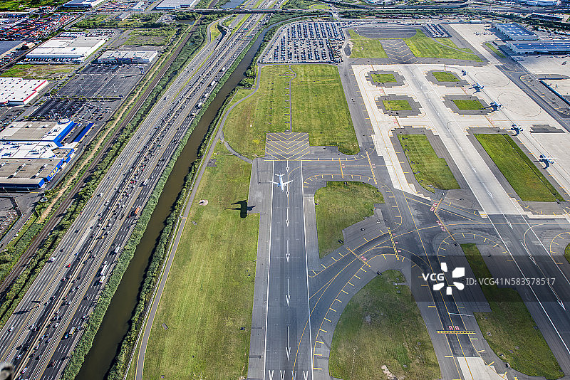 飞机着陆鸟瞰图图片素材