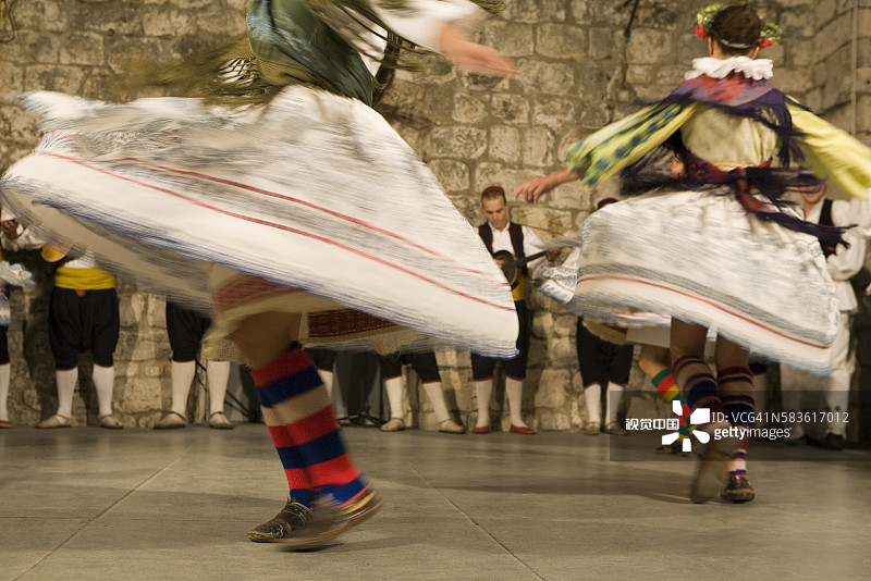 身着传统服饰的民间舞者图片素材