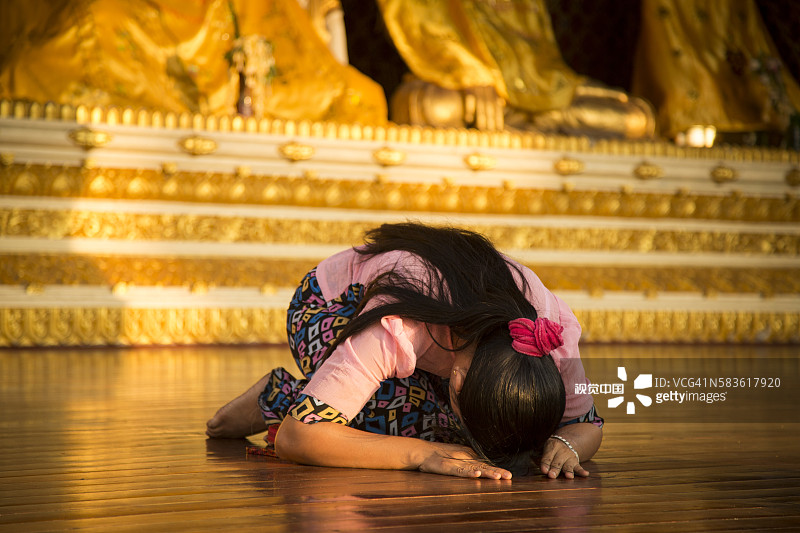 在缅甸仰光大金塔祈祷的女人图片素材