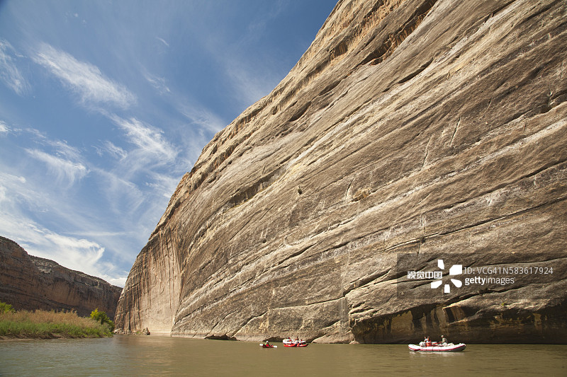 恐龙国家纪念碑绿河峡谷壁下的木筏图片素材