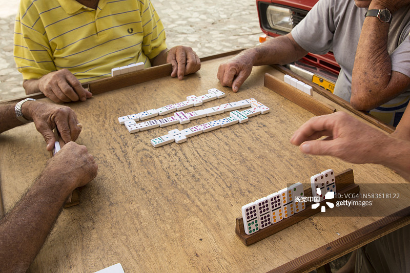 古巴特立尼达的多米诺骨牌游戏图片素材