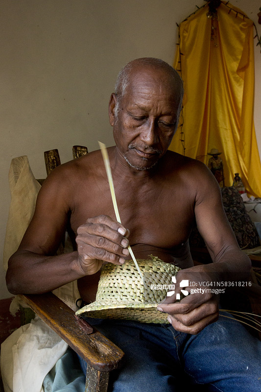 在古巴特立尼达编织草帽的男人图片素材