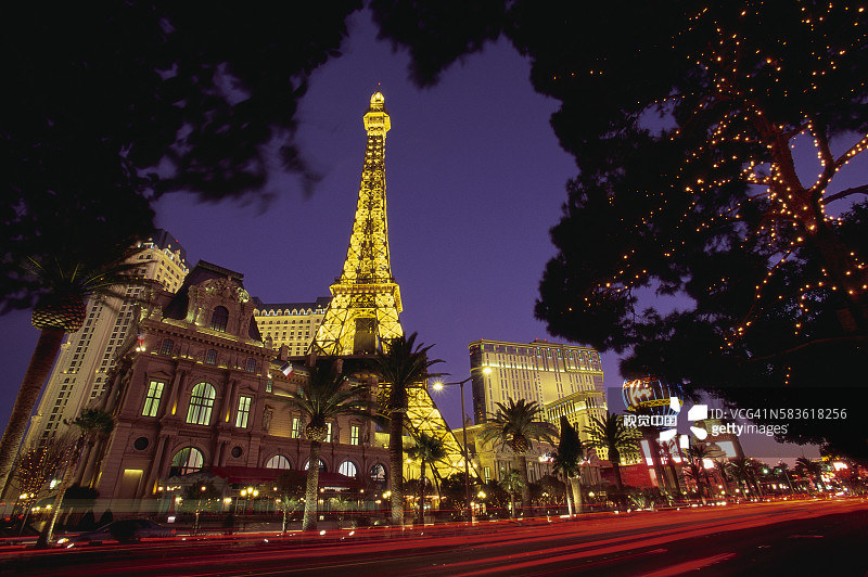 拉斯维加斯巴黎酒店外的傍晚交通图片素材