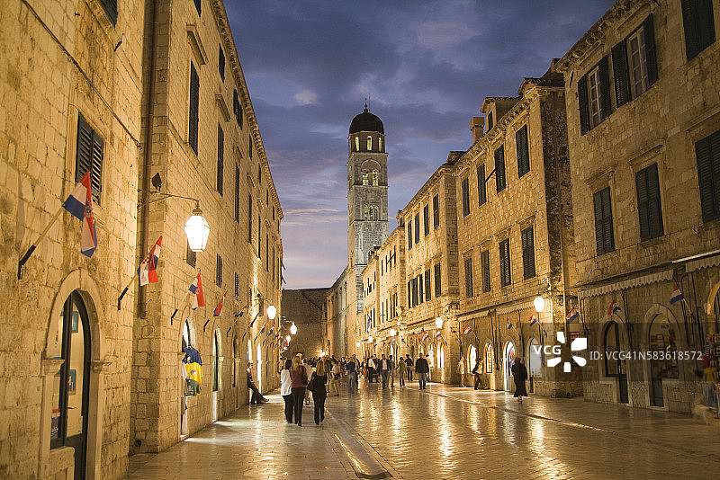 杜布罗夫尼克的斯特拉顿大街和城市钟楼图片素材
