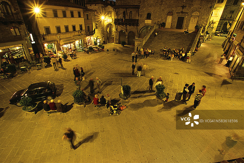 夜晚在科尔托纳共和国广场行走的人们图片素材