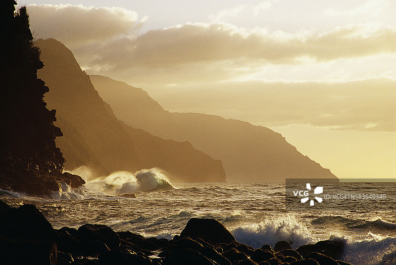 海浪拍打着岩石海岸线图片素材
