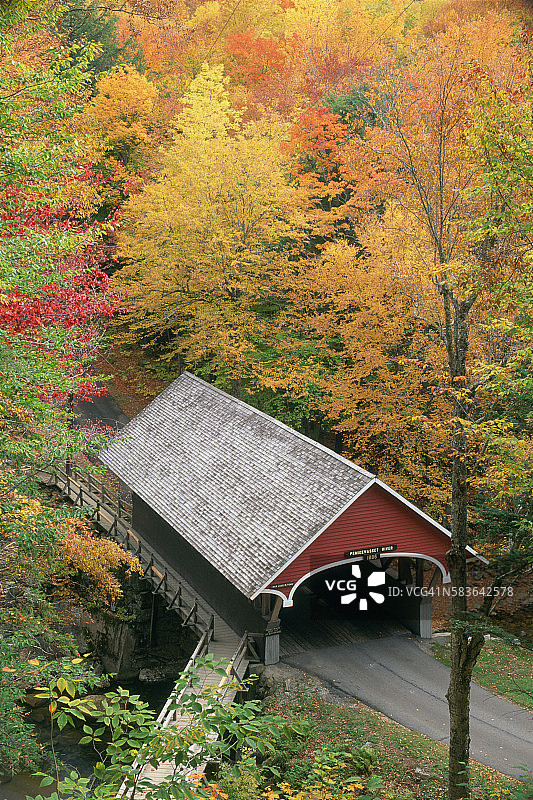 弗兰科尼亚峡谷州立公园的弗卢姆廊桥图片素材