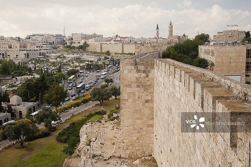 从耶路撒冷城墙步道看到的交通和古老的石头城墙图片素材