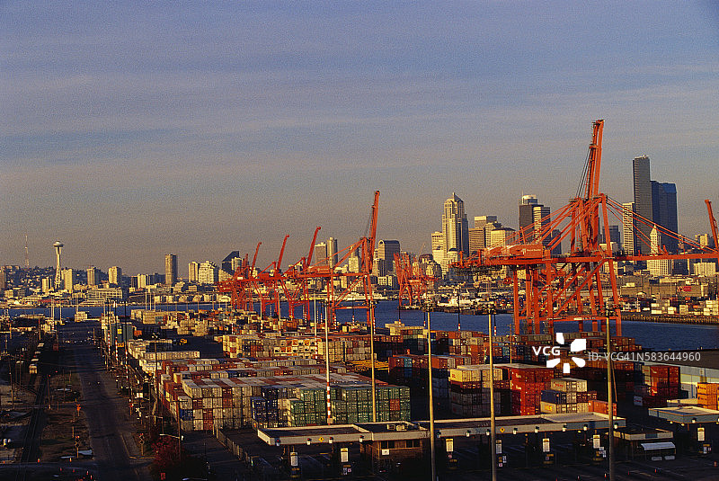 集装箱起重机和西雅图市中心图片素材