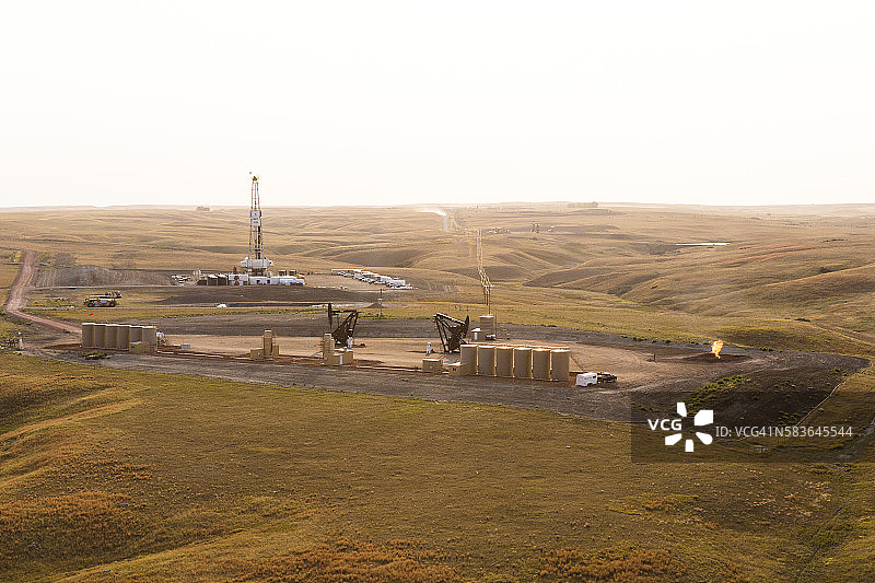 巴肯油田的石油钻机图片素材
