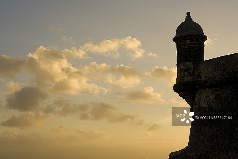 日落时埃尔莫罗堡的炮塔图片素材