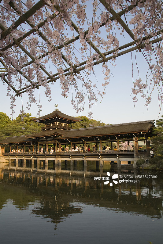 平安神宫的庭院和湖泊图片素材