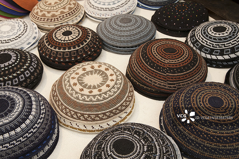 耶路撒冷市场出售的犹太小帽图片素材