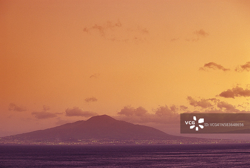 黎明时分的维苏威火山和那不勒斯图片素材