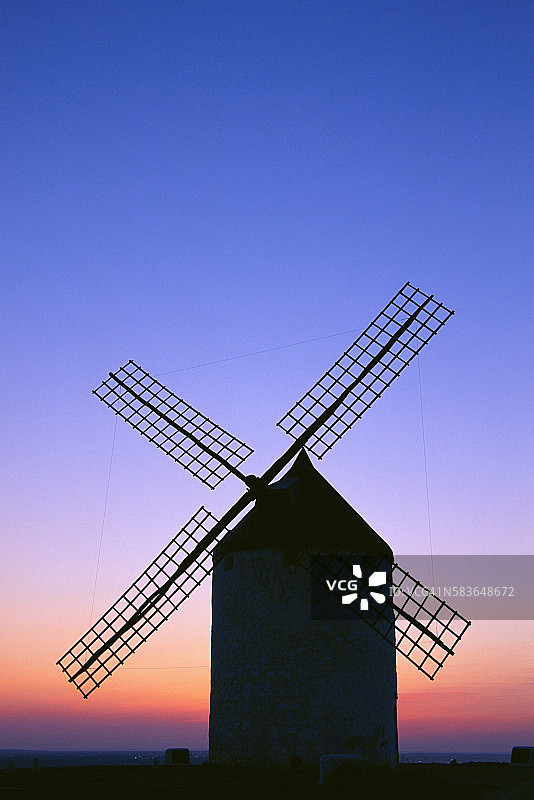 日出时的风车图片素材