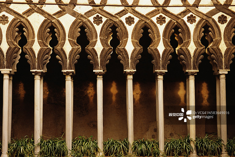 鲁佛罗别墅回廊上的摩尔柱图片素材