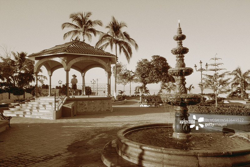 布塞里亚斯广场喷泉和凉亭图片素材