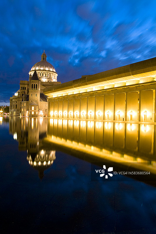 暮光下的基督教科学广场映衬池图片素材