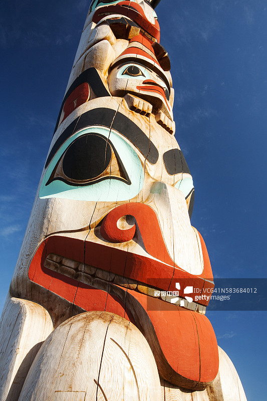 贾斯珀镇主街上的图腾柱，加拿大落基山脉贾斯珀国家公园图片素材
