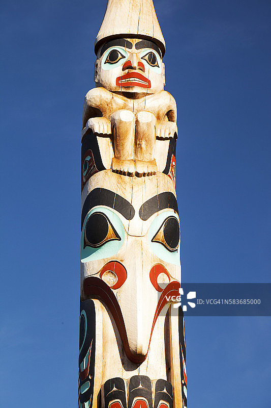 贾斯珀镇主街上的图腾柱，加拿大落基山脉贾斯珀国家公园图片素材