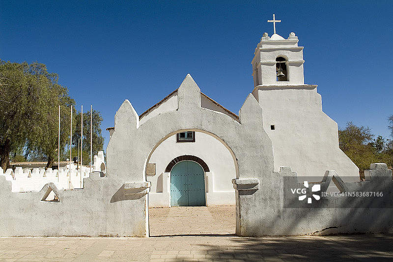 白色土坯教堂图片素材